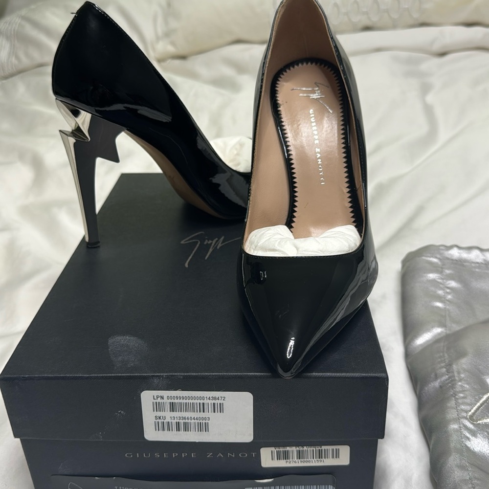 Giuseppe Zanotti - rare logo heel pump